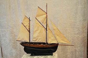 joli petite maquette representant un bateau de peche